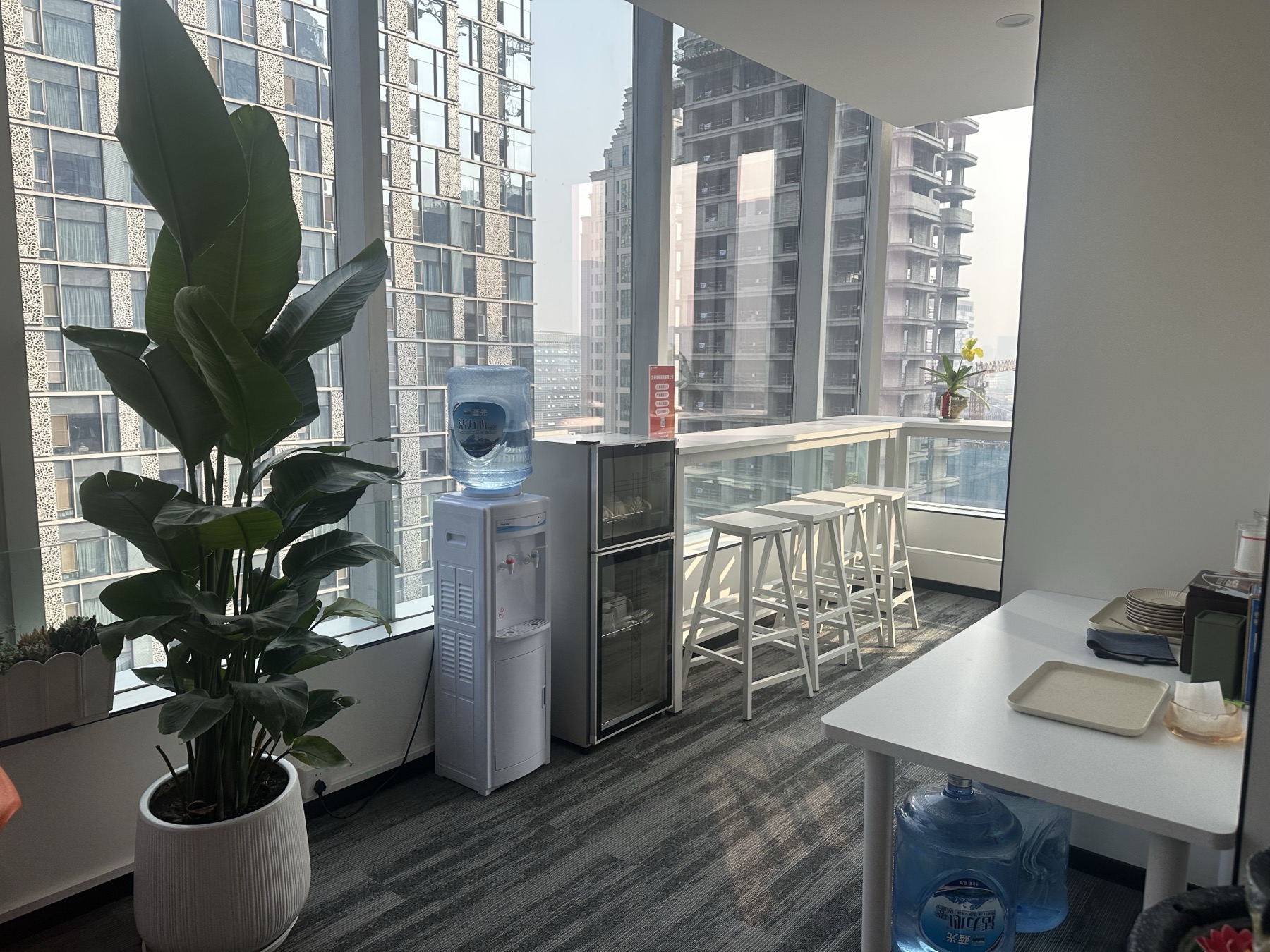 成都蓉城联趣窗边休息与茶水空间